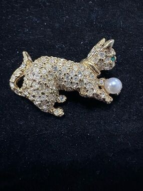 451- Vtge. Joan Rivers cat rhinestone faux pearl gold tone brooch